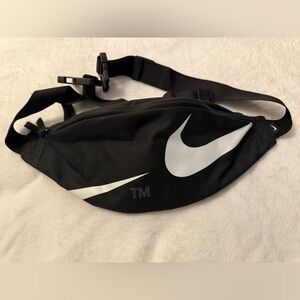 Black & White Nike Heritage Waistpack